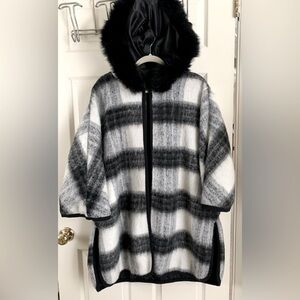 Women’s cape with sleeves